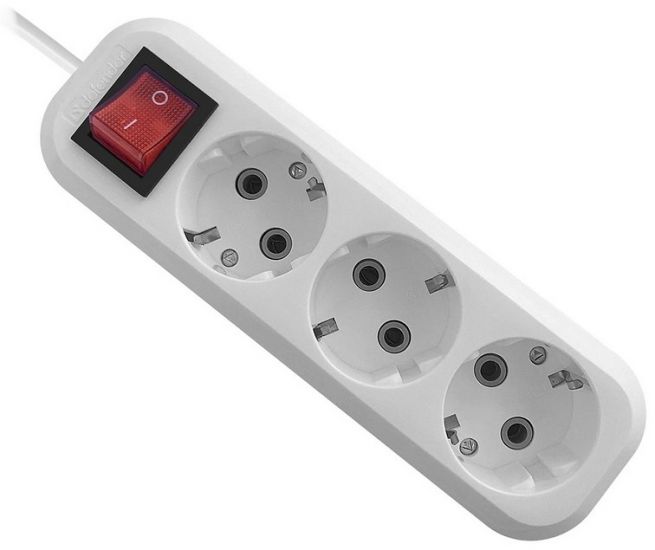 Удлинитель с заземлением Defender L330 16 А, 15 м, 3 розетки, выключ, белый